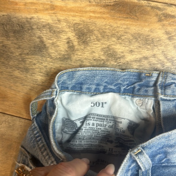 LEVIS 501 Destroyed Button-Fly Cut-off Denim Shorts, Size W26 - Picture 5 of 5